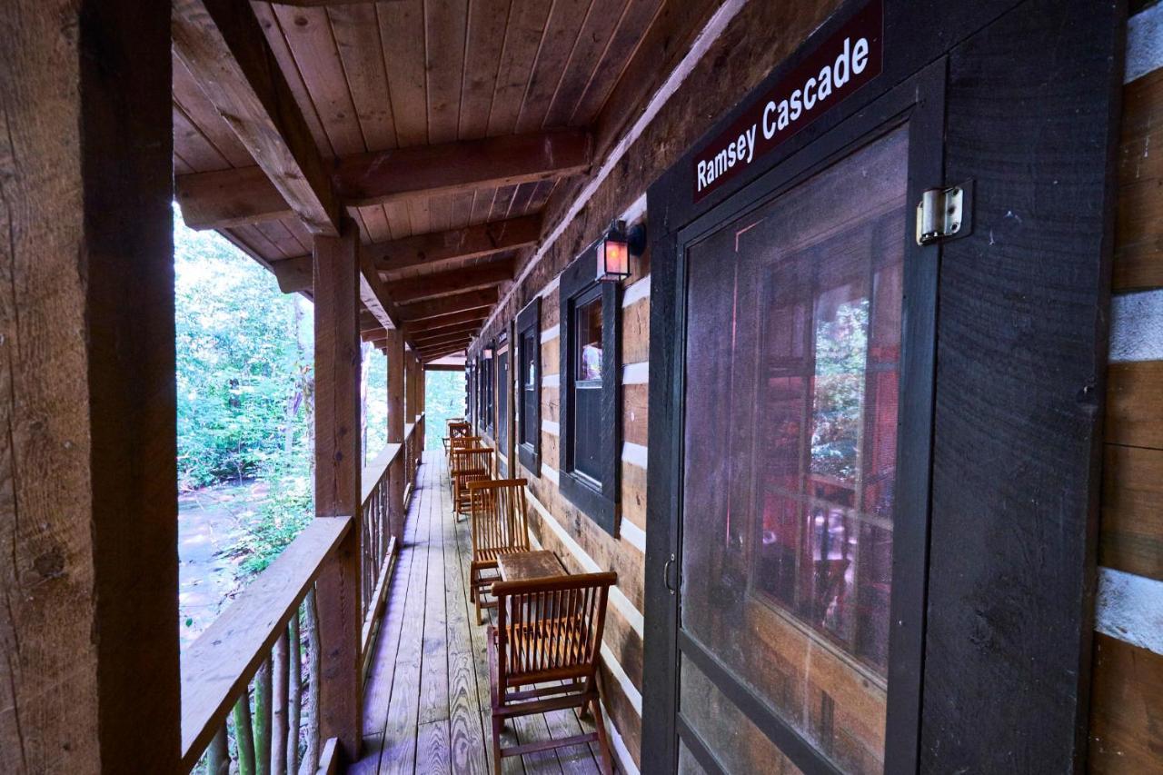 Creekwalk Inn Bed And Breakfast With Cabins Cosby Экстерьер фото